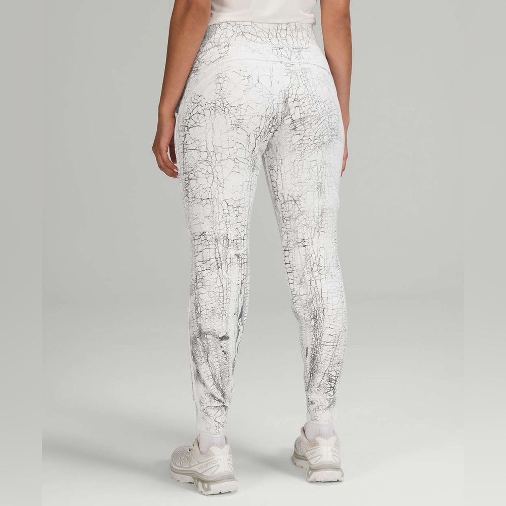 Lululemon Warm Down Jogger *7/8 Length
Thread Dye White Black